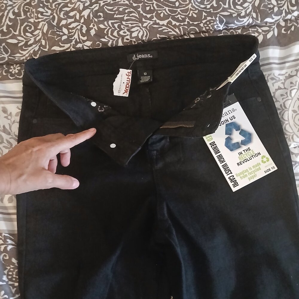 Black capris